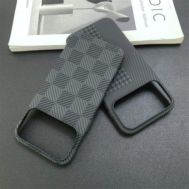 Stoßfeste Carbon Hülle mit Karomuster für Apple iPhone 17 Pro Max, 16, 15, 14, 13 in Matt-Optik - Bild 1