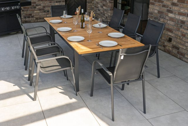 OUTFLEXX Garten-Essgruppe aus Aluminium, Teakholz und Textilene in Anthrazit Matt mit ausziehbarem Tisch und 8 stapelbaren Sesseln, Tisch B: 180 bis 240 cm, T: 100 cm, H: 77,5 cm - Bild 1