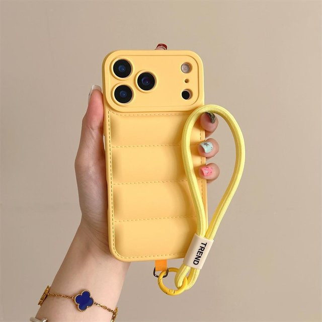 Stoßfeste Silikonhülle im Daunen-Design für Apple iPhone mit Handgelenkschlaufe und Kameraschutz, Farbe: Gelb - Bild 1