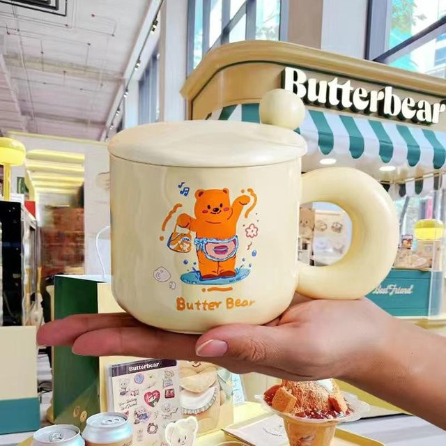 Yiran toy 1 Keramiktasse Butterbär mit Deckel und Löffel, Gelb, 400 ml - Bild 1