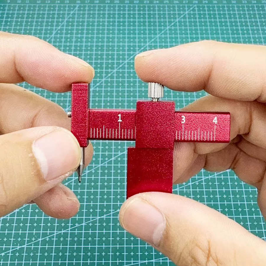 Paralleles Anreißlineal aus Metall in Rot für konturisometrische Modellierungen - Bild 3