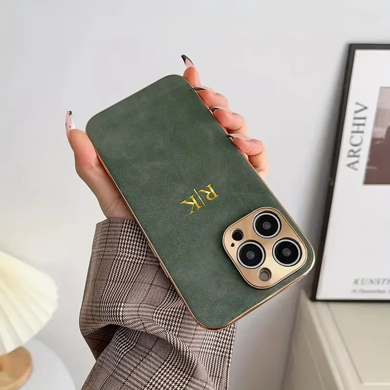 Personalisierte Apple iPhone Lederhülle mit Namen und Initialen in Grün mit plattiertem Rahmen - Bild 2