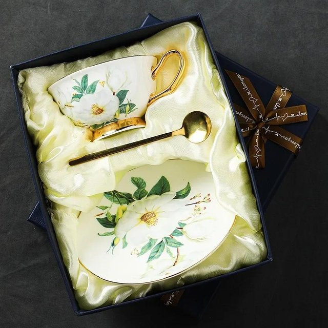 Kaffeetassen- und Untertassenset aus Knochenporzellan von Yiran Furniture, weißes Keramik-Nachmittagstee-Set mit floralem Design, 201-300ml - Bild 1