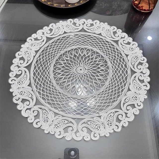 Rundes Tischset von Yiran Furniture aus Polyester-Baumwolle mit hochwertiger Stickerei in Weiß für Weihnachts- und Hochzeitsdekoration - Bild 1