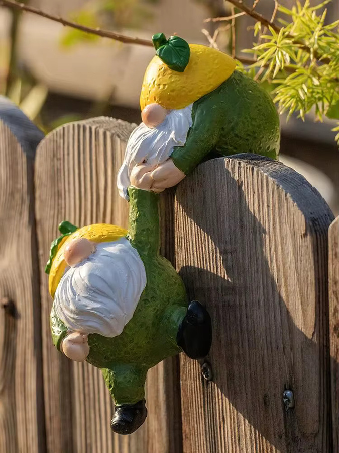 Paar Zwergen-Hängeornamente mit Zitronenhut in Grün aus Kunstharz für deine Gartendekoration - Bild 1