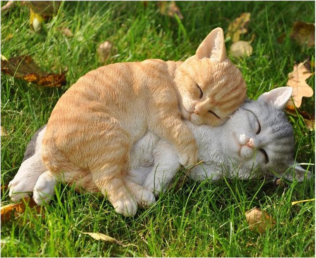 Dazikemo Gartenfigur Zwei schlafende Katzen in Orange - Bild 1