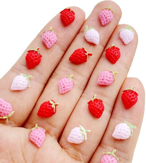50 Stück TSXJY Mini-Erdbeeren aus Kunstharz in Rot mit Strass für Scrapbooking, Nageldekoration und DIY-Bastelarbeiten - Bild 1