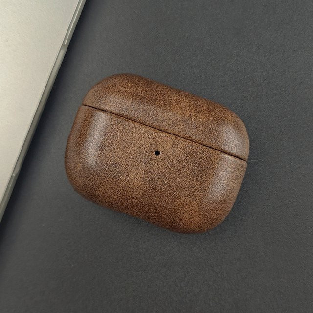 Leder-Schutzhülle für Apple AirPods Pro, Pro 2, Pro 3 und 4 in Beige oder Braun - Bild 1