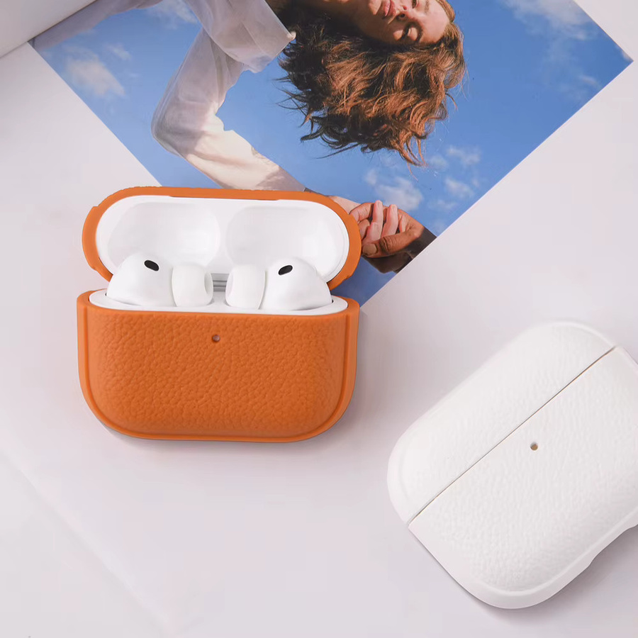 Schutzhülle für Apple AirPods Pro 3 aus weichem TPU-Leder in Orange inklusive Reinigungsset - Bild 4