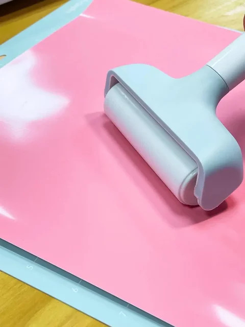 Wiederverwendbare Gummirolle in Pink für Cricut und Silhouette Bastelarbeiten sowie Vinyl-Projekte - Bild 1
