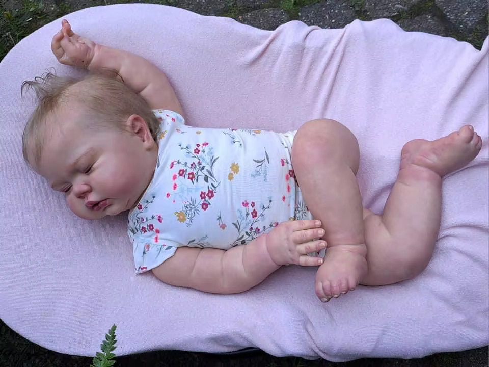 NPK Lebensechte schlafende Babypuppe für Mädchen, 24 Zoll wiedergeborenes Kleinkind mit weichem Stoffkörper und handgewurzelten Haaren, Weiß/Mehrfarbig - Bild 2