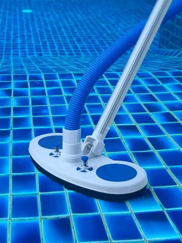 Flexibler Halbmond-Poolreiniger mit Bürsten für die automatische Absaugung in Weiß und Blau - Bild 4