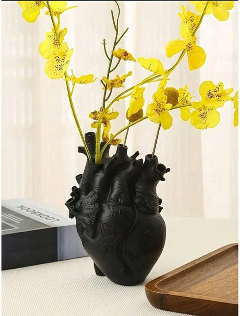 Kreative Herzform Harzvase von chenxiaogang in Schwarz im Gothic-Design als dekoratives Ornament für deinen Tisch - Bild 1