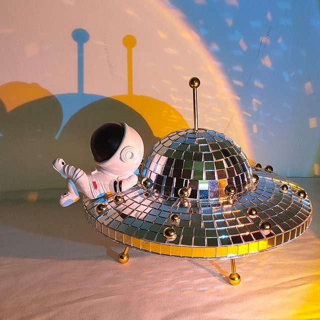 Kreative UFO Weltraum-Schreibtischdekoration mit silbernen spiegelnden Glaskugeln in geometrischem Design - Bild 1