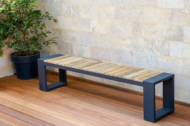 OUTFLEXX Kona Bank aus Aluminium und recyceltem Teakholz in Grau/Natur, B/T/H: 200 x 40 x 45 cm, rustikal gebürstet mit U-Gestell, FSC-zertifiziert - Bild 1