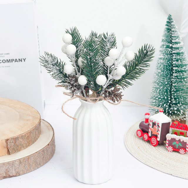 Künstliche Weihnachtsdekoration von Kahaul mit Beeren, Kiefernnadeln und Tannenzapfen in Rot - Bild 1
