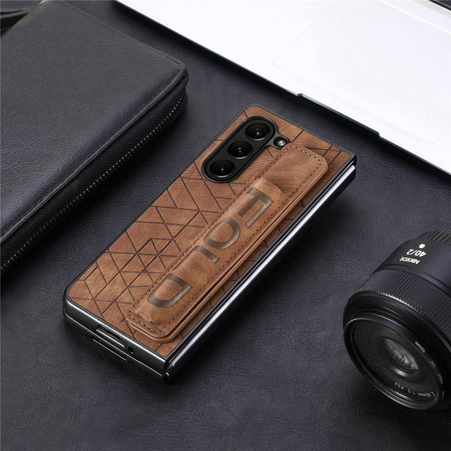 Leder Handyhülle für Samsung Galaxy Z Fold 7 6 5 4 3 5G mit Stifthalter und elastischer Handgelenkschlaufe in Braun - Bild 1