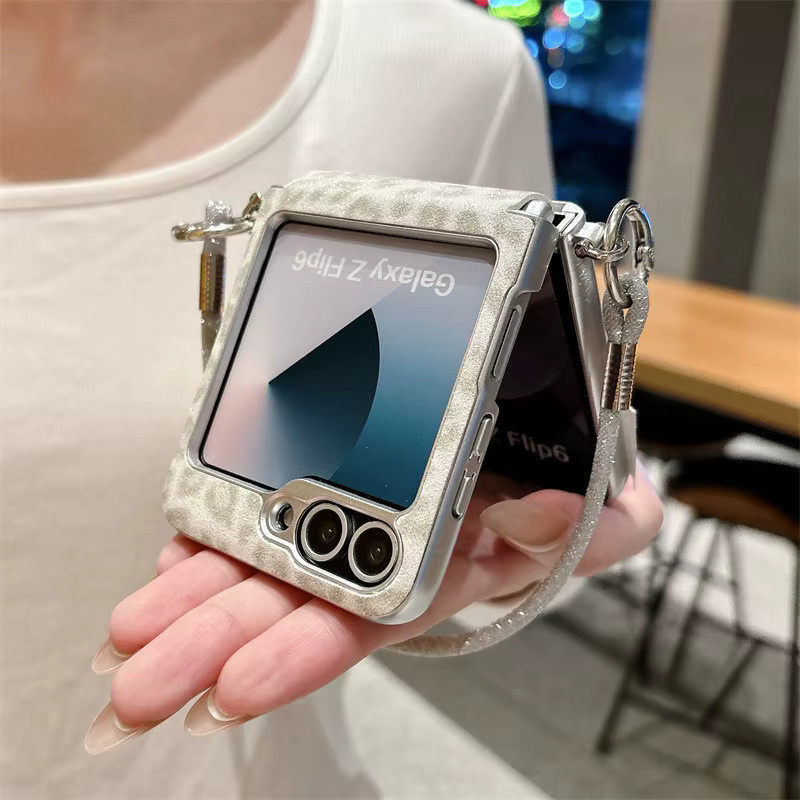 Stoßfeste Samsung Galaxy Z Flip Handyhülle mit Leopardenmuster und Handgelenkschlaufe in Multicolour - Bild 3