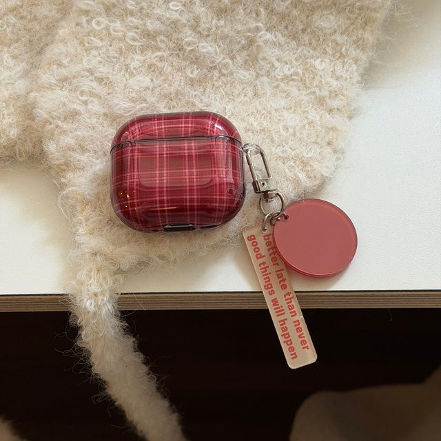 Apple Kopfhörer-Schutzhülle für AirPods 1 2 3 4 Pro Pro2 Pro3 in Rot mit Retro Gittermuster und Anhänger sowie glänzender Oberfläche - Bild 1