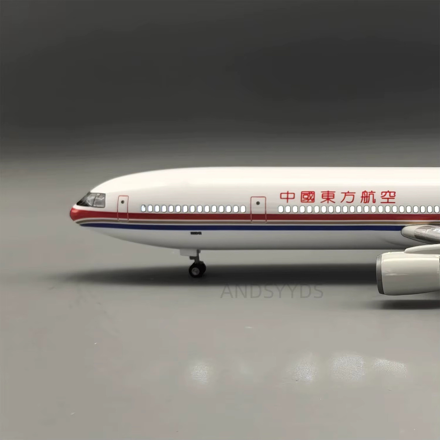 ZOCO China Eastern MD-11 Flugzeugmodell, 47cm, mit LED-Licht & Ständer, ab 14 Jahren - Bild 2