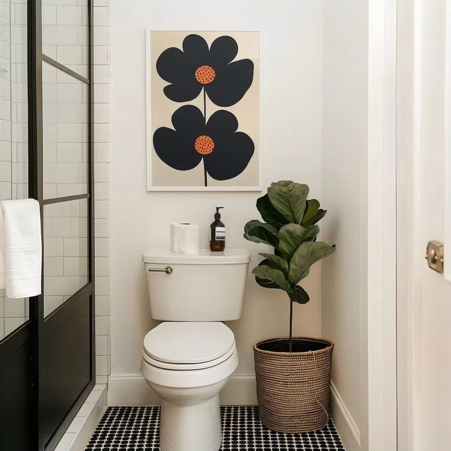 SHENCHEN Mid-Century Modern Minimalist Floral Art Print mit schwarzem Doppelblumen-Design und orangefarbenen Polka-Dots im Portraitformat - Bild 2