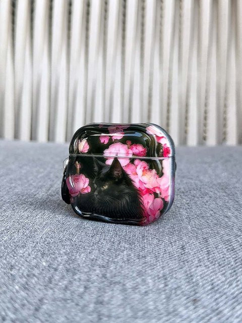 Spring Personality Kopfhörer-Schutzhülle für Apple AirPods 2 3 4 Pro Pro2 Pro3 mit schwarzer Maine Coon Katze und pinken Blumen in glänzender Oberfläche - Bild 1
