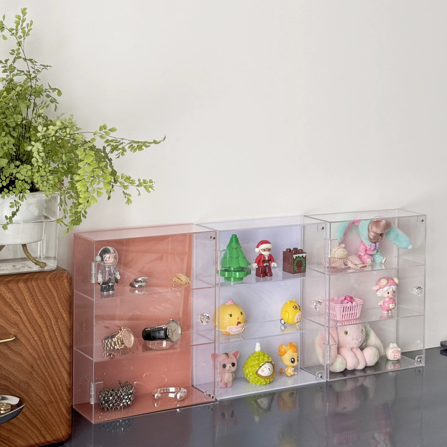 Transparente Acrylvitrine mit offener Tür und Griff zur staubfreien Aufbewahrung von Modellen und Kosmetika - Bild 2