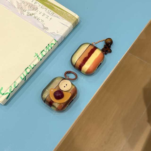 Apple Kopfhörer-Abdeckung für AirPods 1, 2, 3, 4, Pro 2 und Pro 3 mit Retro-Farbstreifen und Edelstein-Sternen-Anhänger in Multicolour - Bild 1