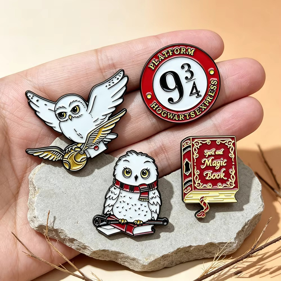 Bandai Pin-Set, 4-teilig, Eulen und Zauberbuch, Metallanstecker - Bild 2