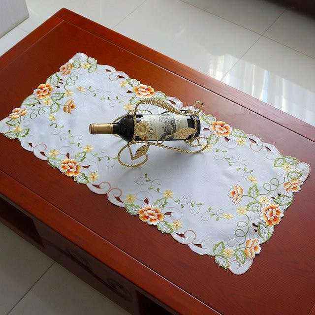 Yiran Furniture Tischläufer mit Rosen-Stickerei in Weiß, B/H: 83 x 40 cm - Bild 1