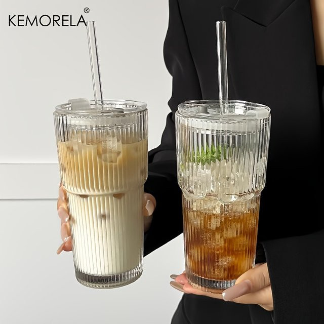 KEMORELA Streifen-Glas-Kaffeetasse mit Deckel und Strohhalm, transparentes Trinkglas für Saft und Eiskaffee, 600 ml - Bild 1