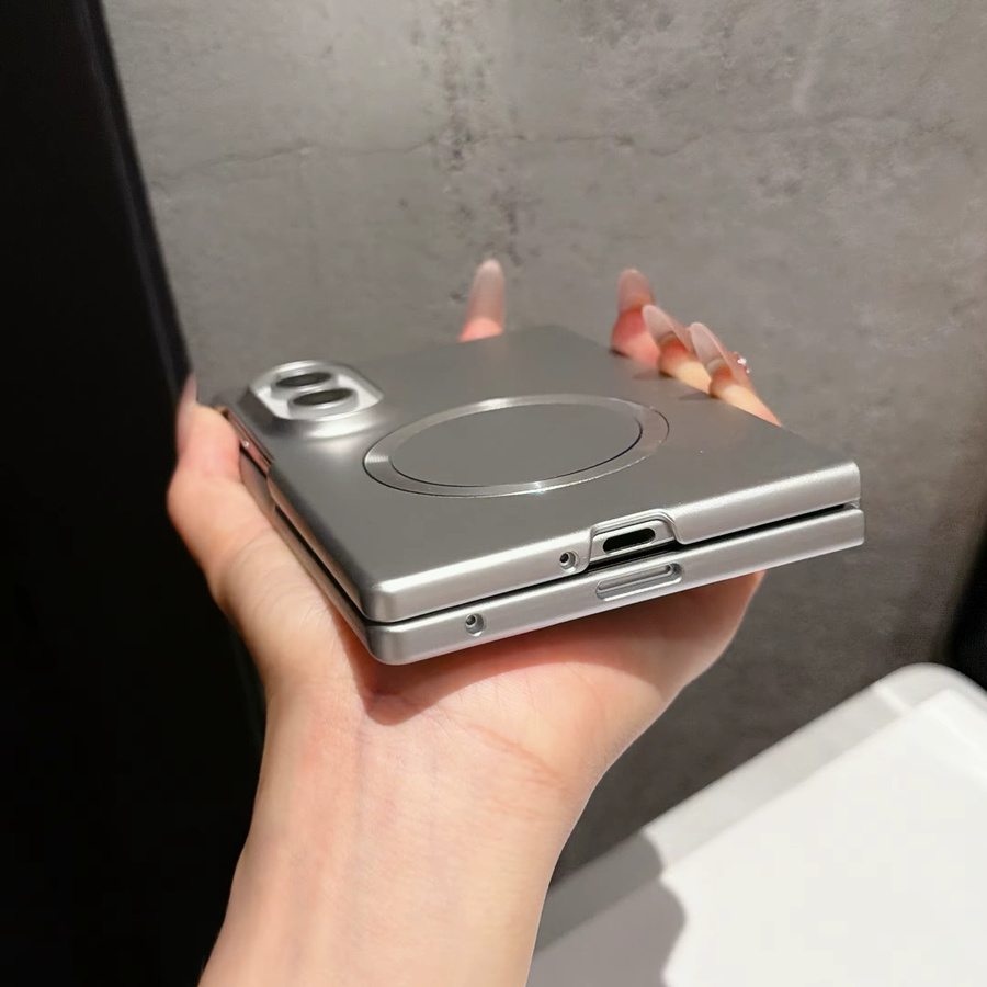 Ultradünne magnetische Schutzhülle für Samsung Galaxy Z Fold 8 in Silver mit MagSafe-Kompatibilität und stoßfestem Design aus hartem PC-Material - Bild 2