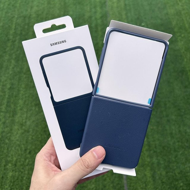 Samsung Galaxy Z Flip7 Kindsuit Hülle aus Veganleder in Dunkelblau - Bild 1