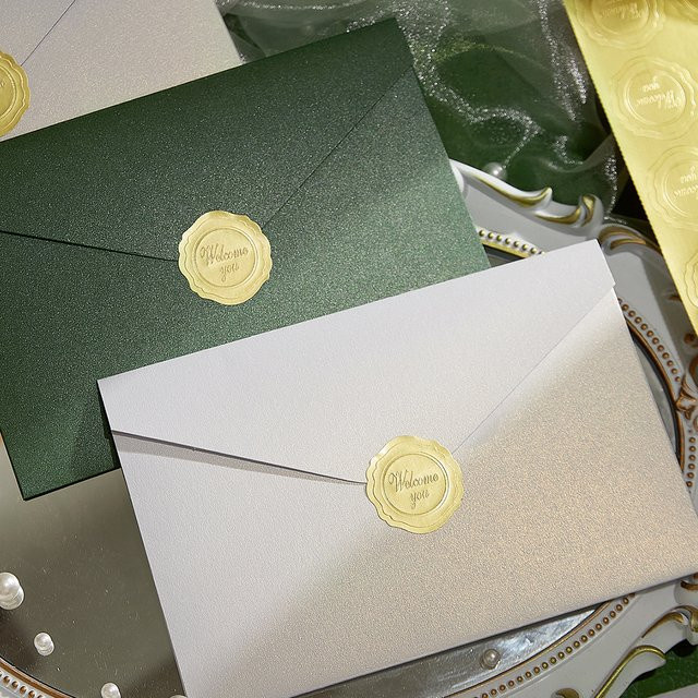 10 Stück Perlenfarbene Einladungs-Umschläge im Ins-Stil mit goldenen Siegelaufklebern für Hochzeiten und Geburtstage in Weiß und Gold - Bild 1