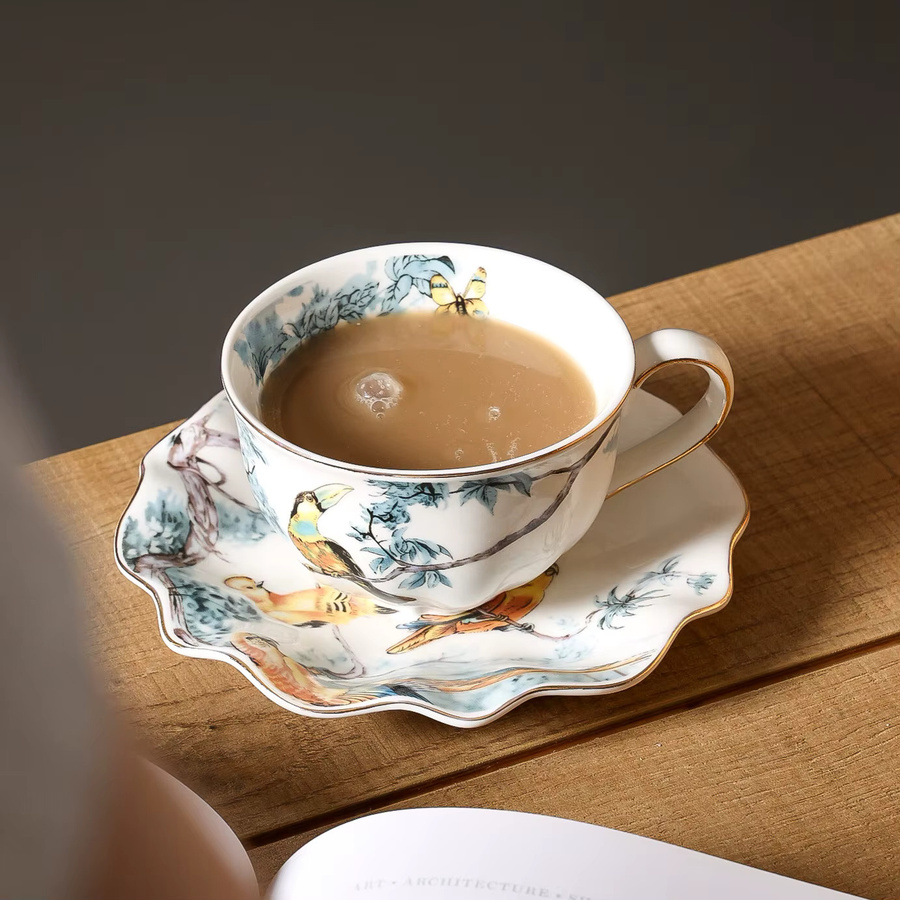 Keramiktasse mit Untertasse im floralen Blumen- und Vogelmuster, Mehrfarbig - Bild 3