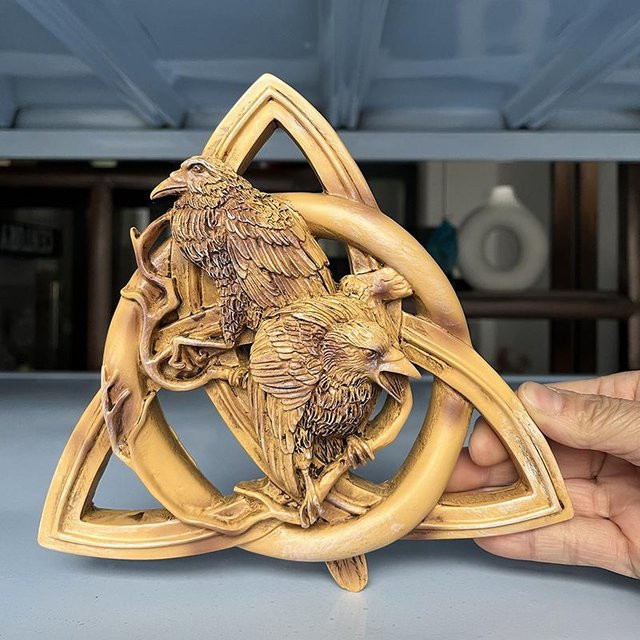 Nordischer Wandbehang mit Runen und Göttern aus Kunstharz in Beige - Bild 1