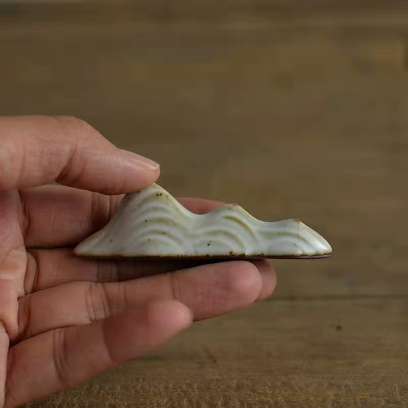 Zen Mountain Keramik Stifthalter und Tee-Set Zubehör als Mini Berg Ornament aus organischer Keramik - Bild 1