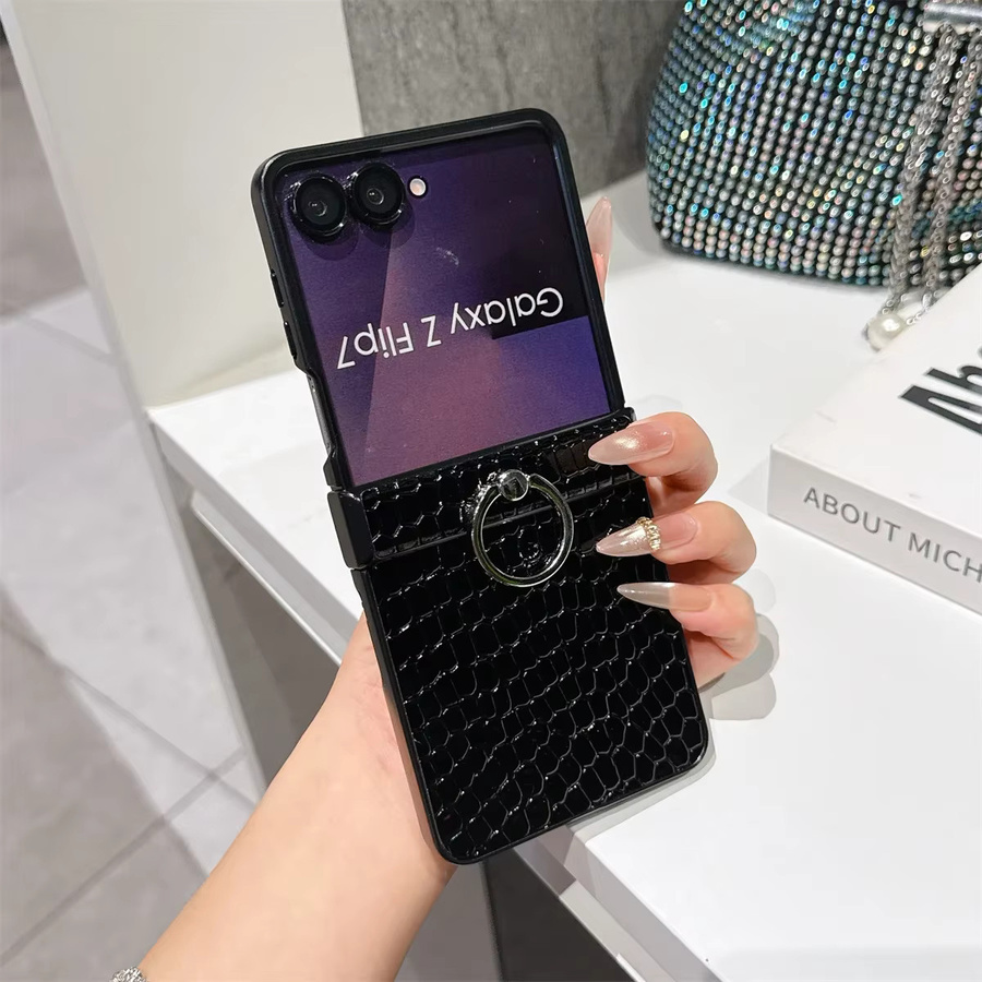 Luxuriöse Samsung Galaxy Z Flip Handyhülle aus Leder mit Krokodil-Optik und Ringhalter in Schwarz - Bild 1