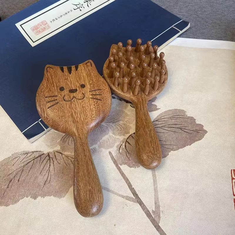 Massagebürste aus Sandelholz, Katzenform, Unisex - Bild 3
