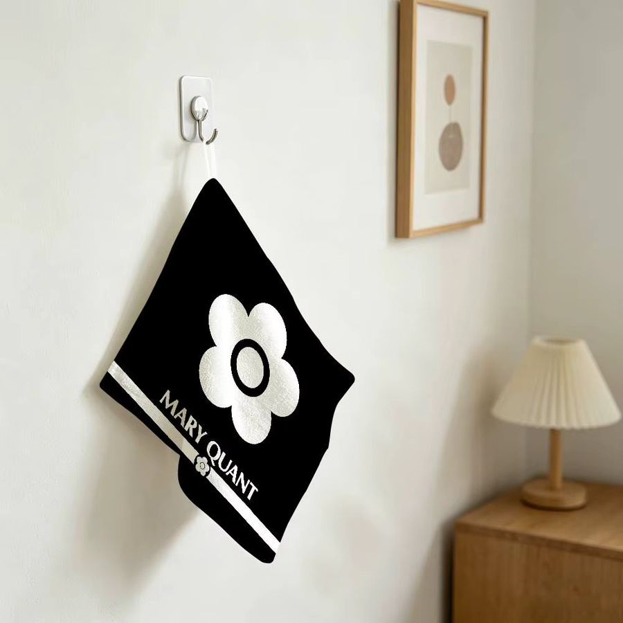 Q-QUANT MARY Handtuch mit floralem Retro-Design in Schwarz, Material: Baumwolle und Polyester, B/H: 30,0 x 25,0 cm - Bild 1