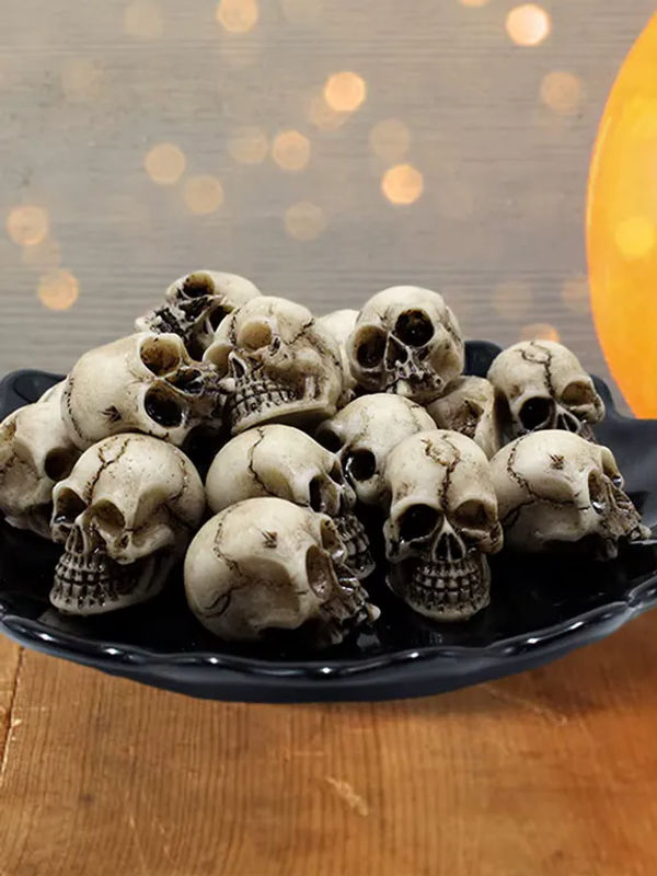 20 Stück gotische Totenkopfskulpturen von alloet in Grau und Beige als Halloween-Skelettstatuen zur Dekoration von Garten und Topfpflanzen - Bild 5