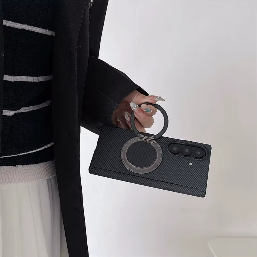 Samsung Galaxy Z Fold 7 Schutzhülle mit Kohlefaser-Textur und magnetischem Ring-Ständer in Schwarz - Bild 3