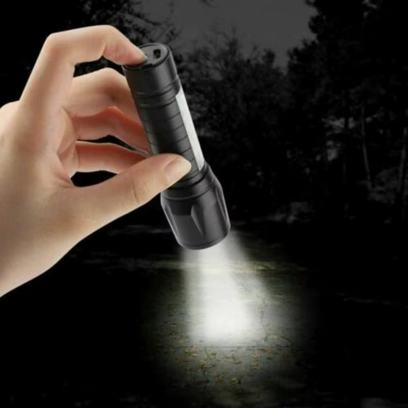 LED-Taschenlampe mit USB-Aufladung und Seitenlicht in Schwarz für Camping und Outdoor mit Teleskop-Zoom und COB-Funktion - Bild 3