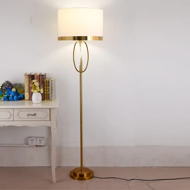 Juhaw Moderne Metall-Stehlampe in Gold/Messing mit weißem Stoffschirm für Wohnzimmer, Schlafzimmer und Home Office, Höhe: 165 cm - Bild 1
