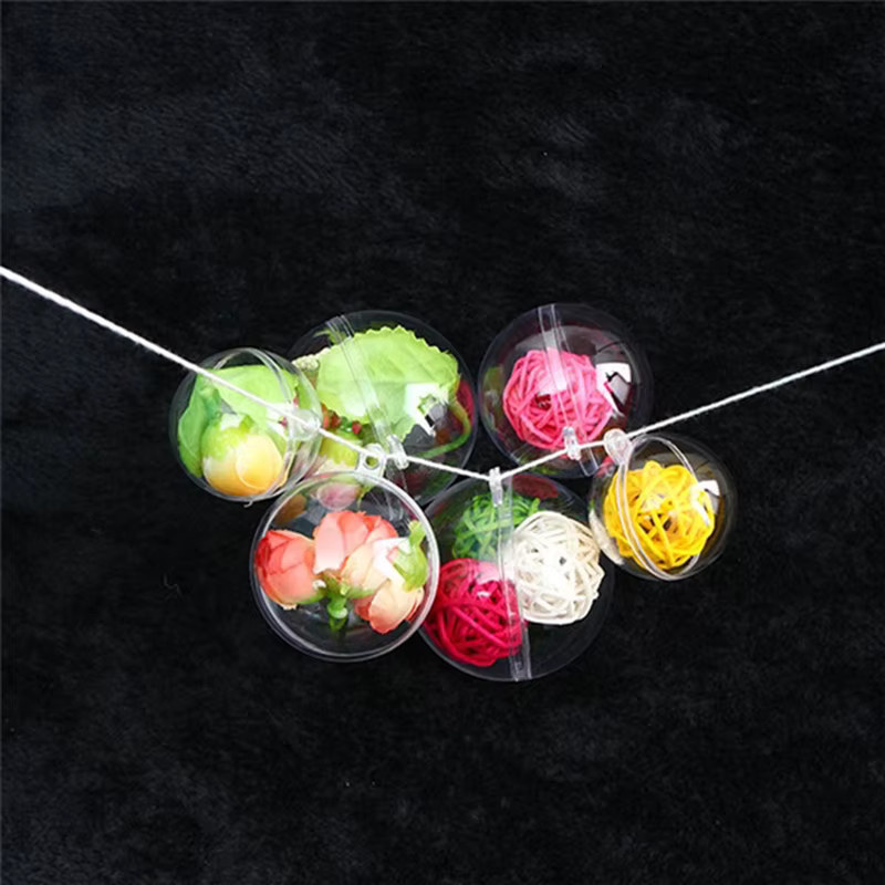 Transparente Weihnachts-Dekokugel aus Kunststoff als offene Geschenkbox zum Aufhängen - Bild 2