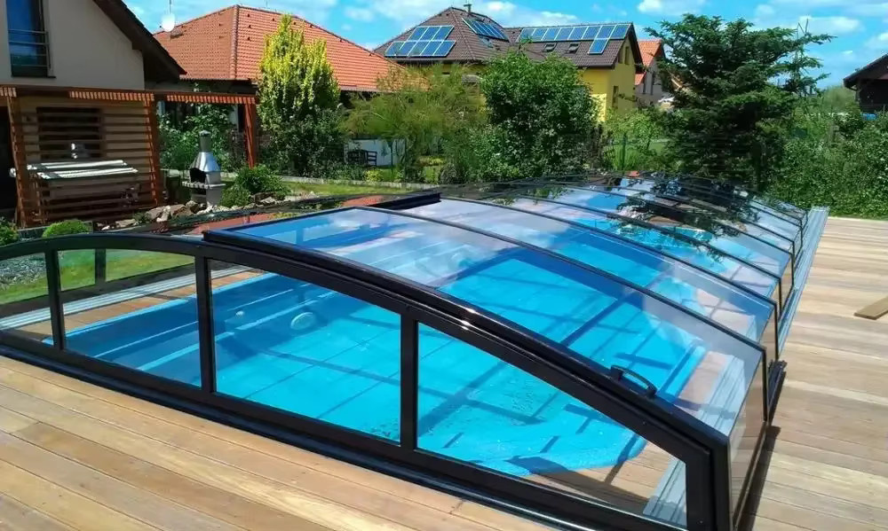 Modernes Teleskop-Schwimmbadüberdachungssystem aus Aluminium mit gebogener Form - Bild 3