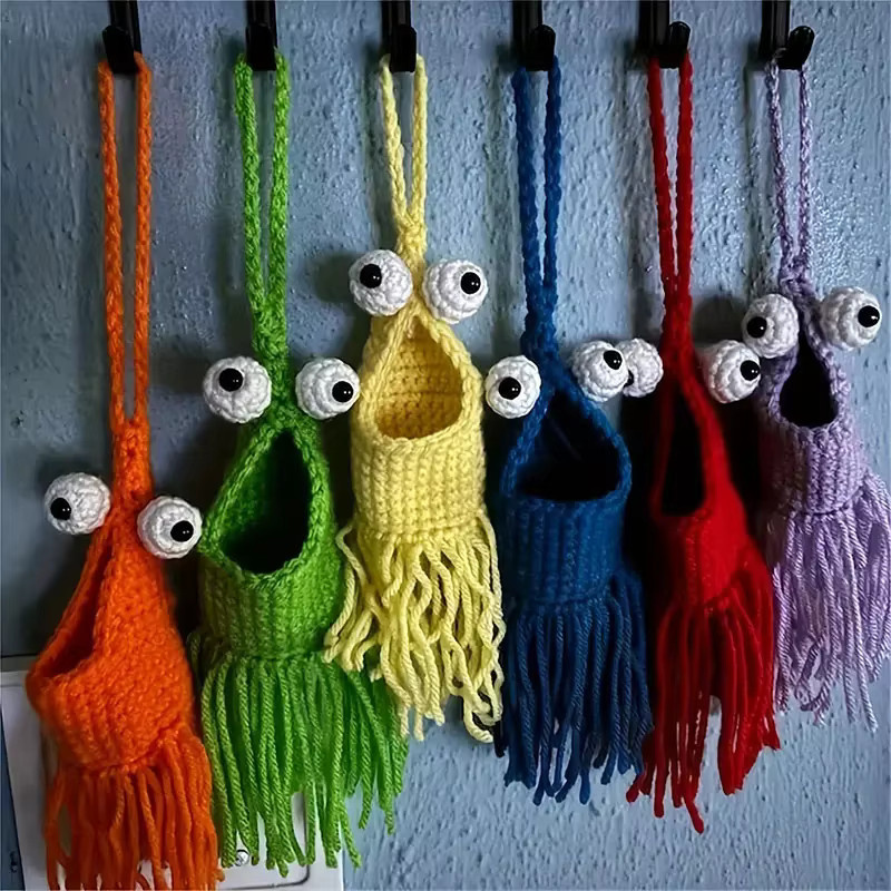 Gestrickter Hängekorb für Pflanzen und Obst in Lila und Mehrfarbig, Wandmontierter Boho Aufbewahrungskorb aus Textil mit Tier-Motiv - Bild 4