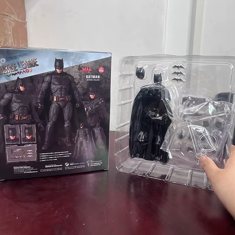 Mafex Justice League Bruce Wayne Batman Actionfigur, mit beweglichen Gelenken - Bild 2