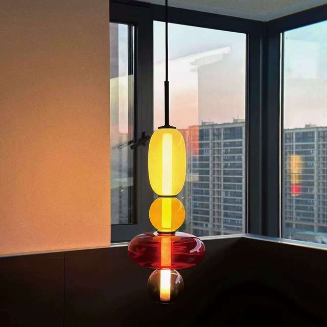 TAONUANSHU Nordic Candy Pendelleuchte aus Glas in Mehrfarbig mit schwarzen Metallelementen für Wohnzimmer und Esszimmer - Bild 1