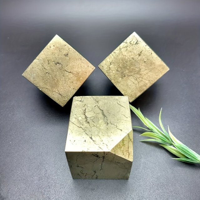Natürlicher Pyrit-Mineralwürfel von CrystalHola in Gold als geometrische Mineralprobe - Bild 1